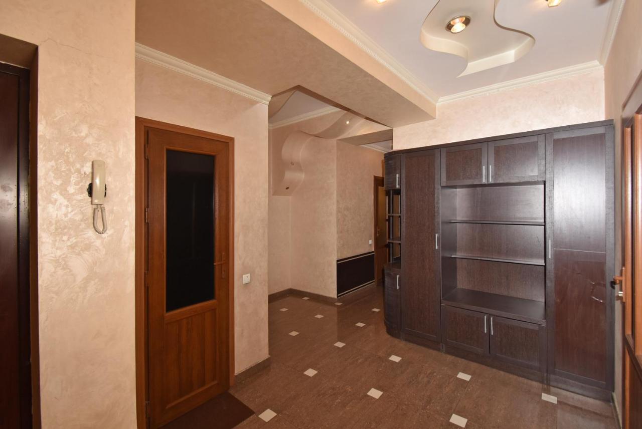 Armenak Apartment 5-Комнатная Erivan Exterior foto